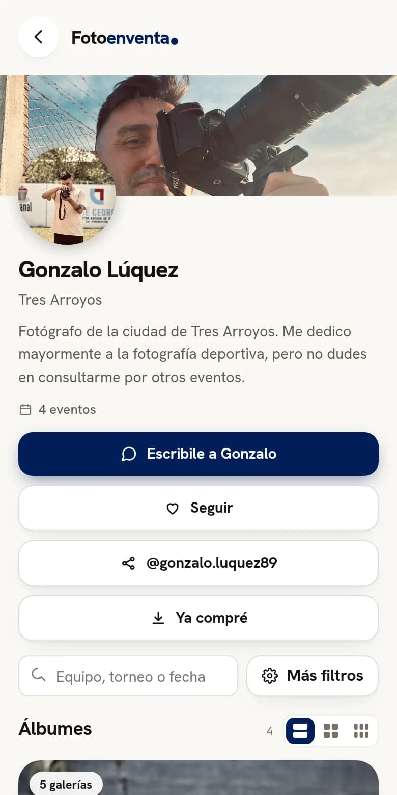 La página de un fotógrafo en el teléfono, con su portada, su foto y su color