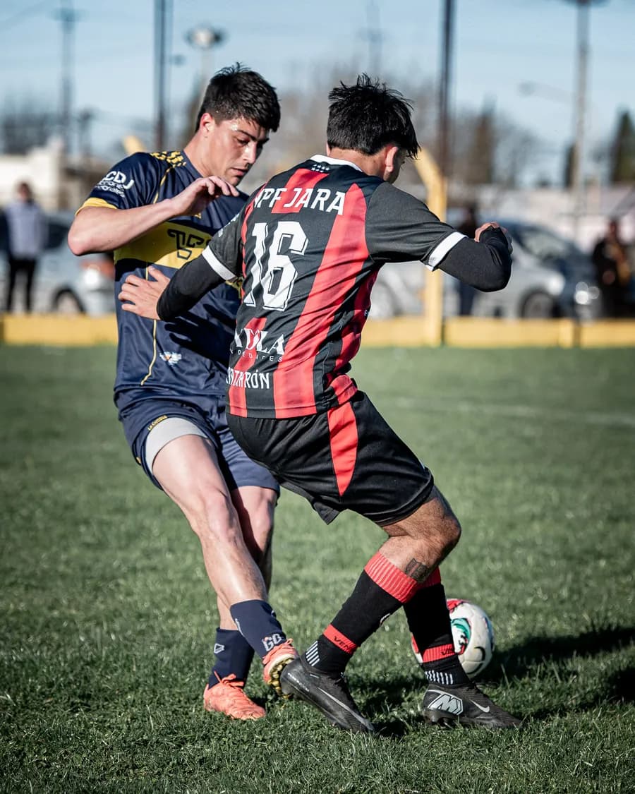 Dos jugadores disputan la pelota en un partido de primera división