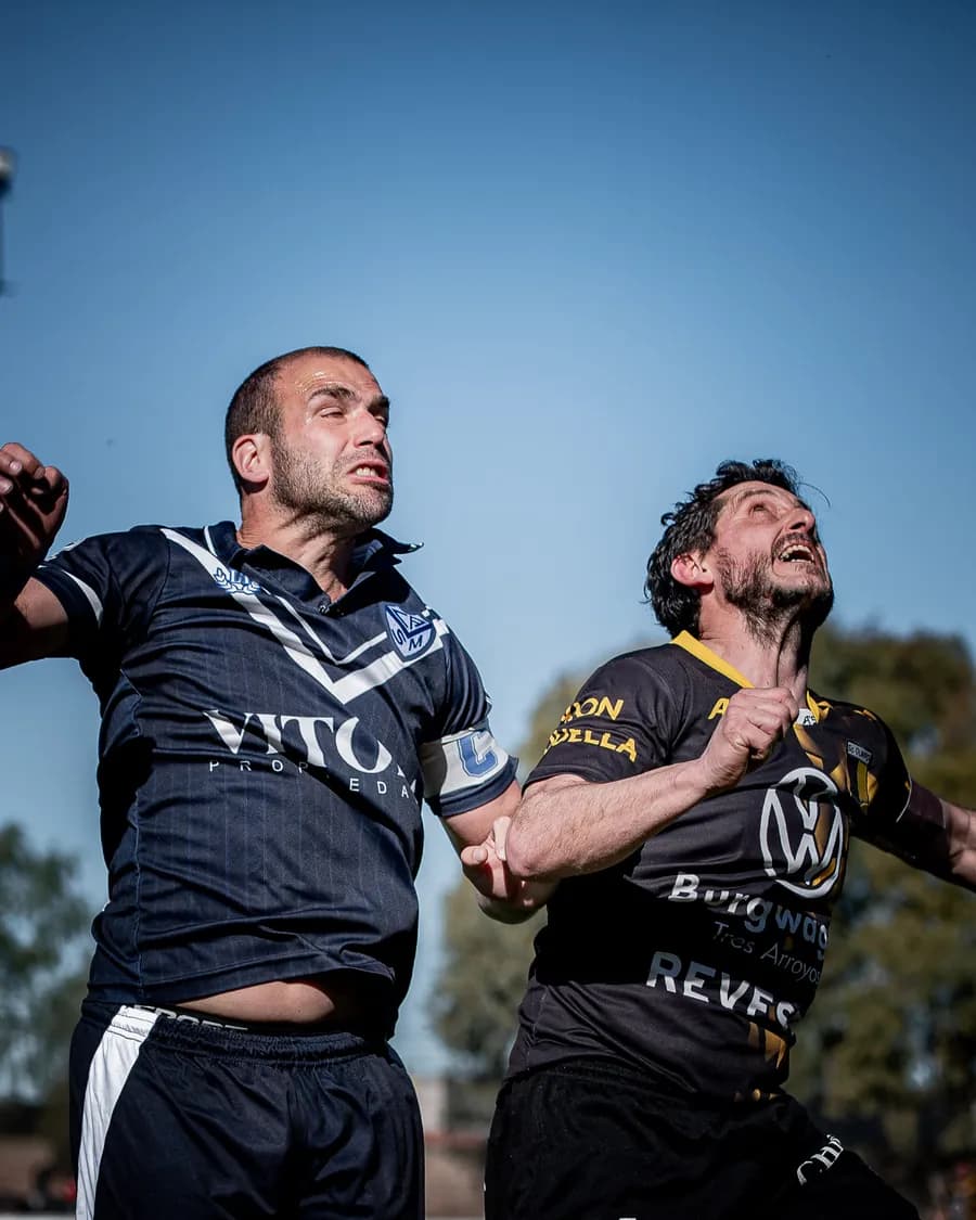 Dos jugadores cabecean; el sistema marca las dos caras