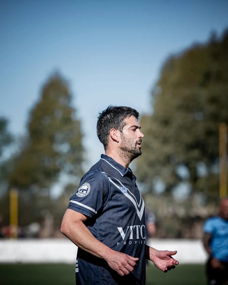 Un jugador de perfil; el sistema marca su cara igual